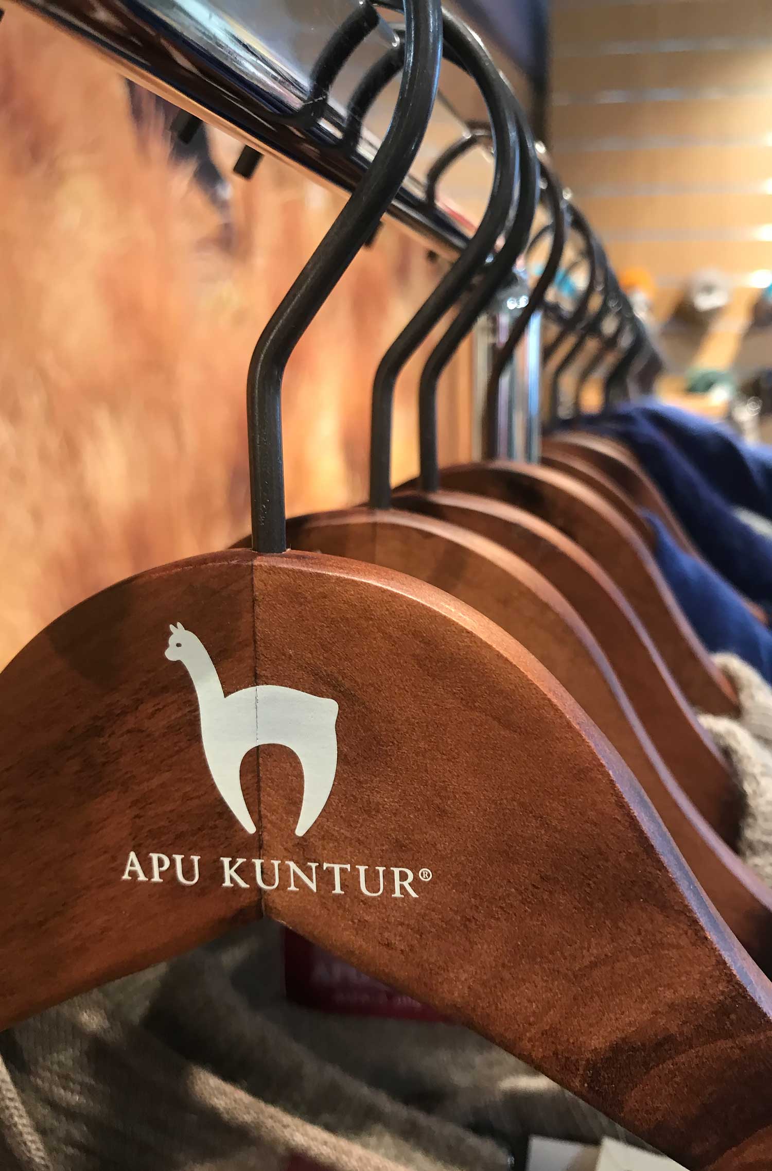 Kleiderbügel APU KUNTUR-braun